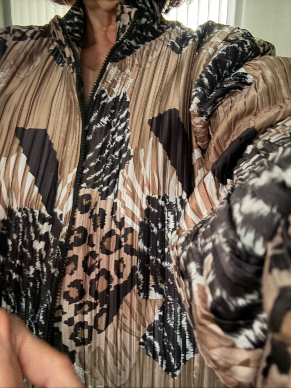 Women Patterned Zip-Front Shirt Jacket in Brown and Black